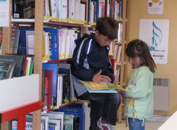 enfant en bibliothèque