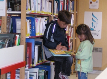 enfant en biblioth&egrave;que