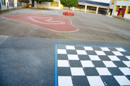 Ecole primaire "Le Chat Perch&eacute;" jeux